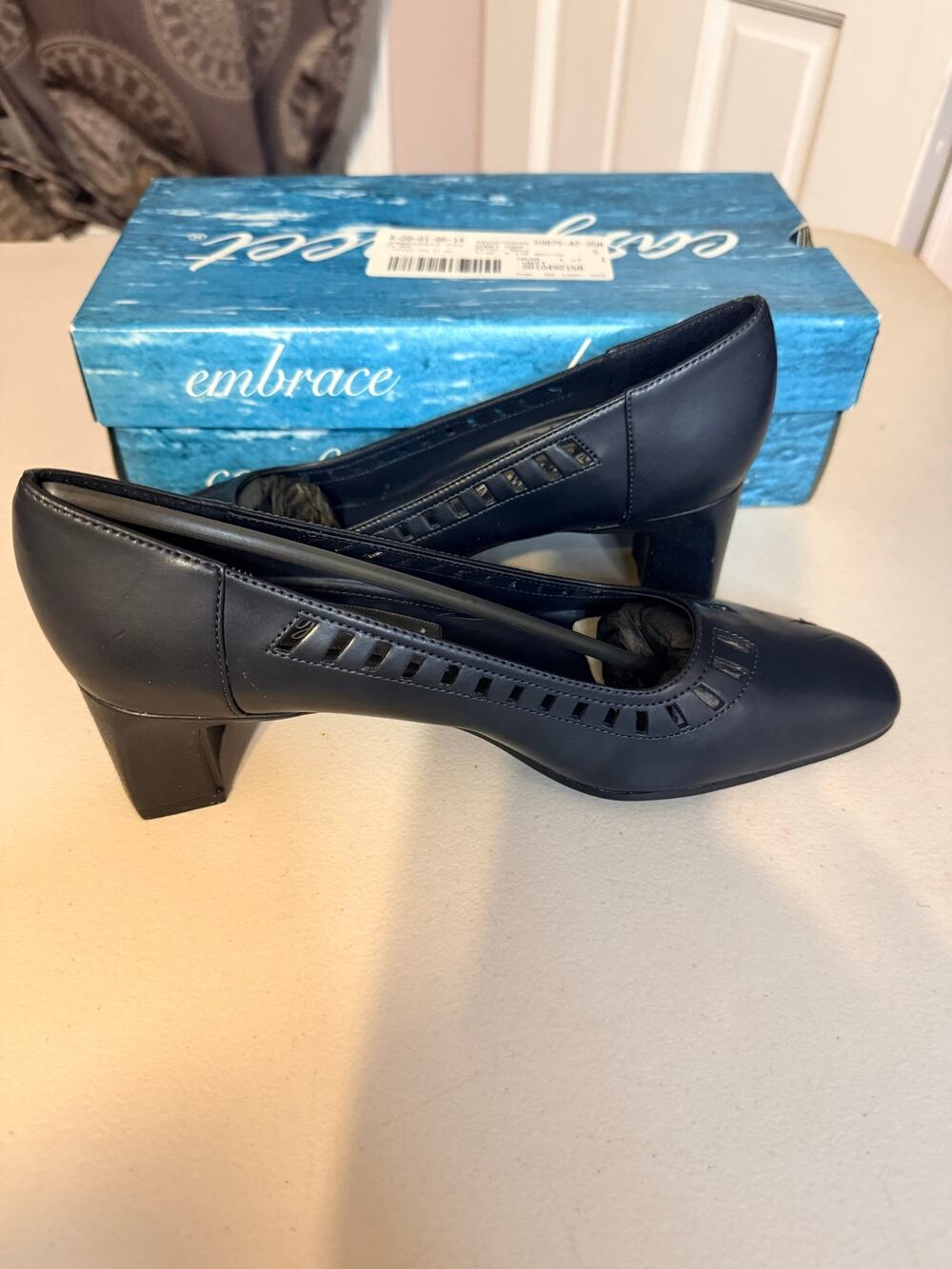 Vintage black Easy Street Entice Pumps featuring side cut-out details size 9.5N